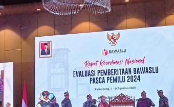 Foto Pimpinan Bawaslu Republik Indonesia dan jajarannya saat akan memukul gong pertanda acara rapat evaluasi pemberitaan bawaslu telah dibuka