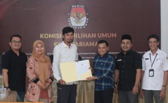 Foto penyerahan berita acara hasil penelitian persyaratan administrasi calon kepala daerah kota pariaman
