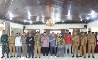 Foto Bersama Ketua Bawaslu Kota Pariaman Riswan saat kegiatan Rapat Koordinasi Pelaksanaan Kampanye Pemilihan Walikota dan Wakil Walikota Pariaman Tahun 2024