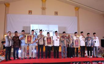 Foto Bersama Ketua Bawaslu Kota Pariaman dengan Pimpinan KPU dan ketiga pasangan calon walikota dan wakil walikota pariaman tahun 2024