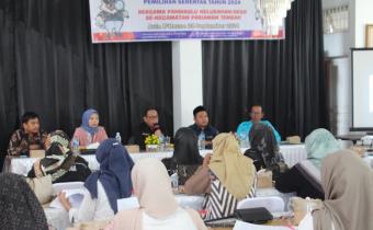 Ketua Bawaslu Kota Pariaman Riswan saat menjadi Narasumber dalam kegiatan bimtek Panwascam dengan PKD