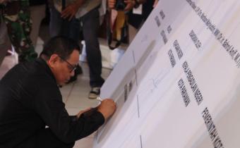 Foto Ketua Bawaslu saat Menandatangani Deklarasi kampanye damai