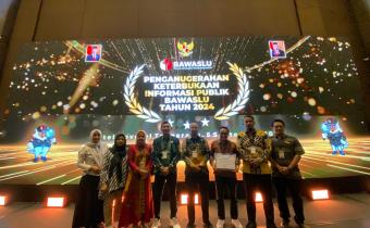 Foto pemberian penghargaan kepada bawaslu kota pariaman atas prestasi 15 terbaik tingkat nasional terkait keterbukaan informasi publik