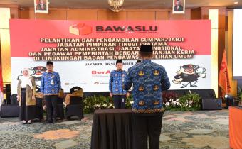 Foto pembacaan Pakta Integritas Pelantikan Bawaslu oleh Yoga Tri Rizki Ananda