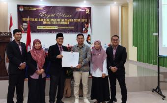 Foto serah terima BA Pleno Rekapitulasi DPT tingkat Kota