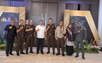 Foto Ketua Bawaslu Kota Pariaman dengan Kordsek Bawaslu Kabupaten Padang Pariaman dan Unsur Kejaksaan Pariaman