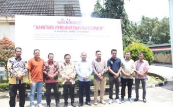 Foto bersama Pimpinan Bawaslu Provinsi dan Kota Pariaman dalam Deklarasi kampung pengawasan di Kota Pariaman