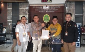 Foto Ulil Amri saat serah terima berita acara klarifikasi calon walikota dan wakil walikota pariaman