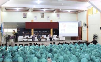 Foto saat ketua bawaslu kota pariaman riswan menjadi narasumber sosialisasi di SMK N 2 Pariaman