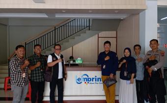 Ketua dan staf Bawaslu kota pariaman melakukan pengawasan logistik di semarang