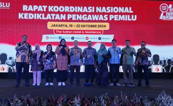 Foto bersama Pimpinan dan Korsek Bawaslu Kabupaten/Kota se-Sumatera Barat dalam kegiatan Rapat Koordinasi Nasional Kediklatan Pengawas Pemilu yang dilaksanakan pada sabtu-selasa, tanggal 19 sampai dengan tanggal 22 Oktober 2024