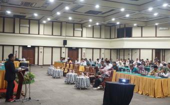 Foto Pimpinan Bawaslu Provinsi Sumatera Barat, Khadafi saat membuka acara Rapat EValuasi Kehumasan