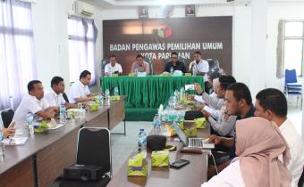 Foto saat rapat pembentukan kelompok kerja pengawasan kampanye