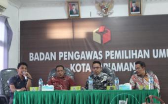 Foto pimpinan bawaslu kota pariaman dan pimpinan komisi informasi provinsi sumatera barat