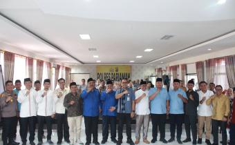 Foto bersama ketiga pasangan calon walikota dan wakil walikota Pariaman, pimpinan bawaslu dan peserta undangan deklarasi