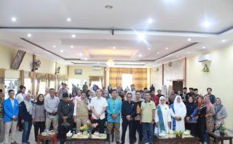 Foto bersama kegiatan sosialisasi pengawasan partisipatif pengawasan bersama Ormas, Tomas, OKP dan Toko Masyarakat se-Kota Pariaman