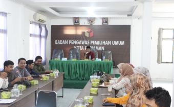 Foto kordiv PPPS Bawaslu kota pariaman memimpin tapat dengan panwascam se kota pariaman