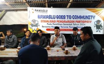 Foto saat Kordiv HPPH Bawaslu Kota Pariaman, Ulil Amri memberikan arahan kepada komunitas karang taruna, kamis (04/10/24)