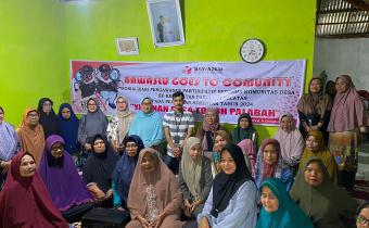 foto panwascam pariaman selatan bersama komunitas yasinan desa toboh palabah