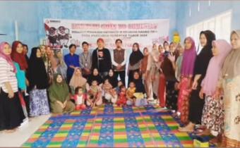 Foto bersama Panwascam dengan komunitas Posyandu Balita