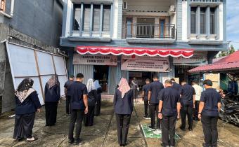 Foto saat apel pagi dipimpin oleh Linda di halaman kantor bawaslu kota pariaman