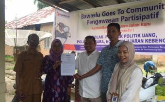 Anggota Panwascam Pariaman tengah melakukan sosialisasi pengawasan partisipatif bersama komunitas posyandu lansia