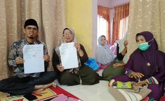 Foto penandatangan MOU Pengawasan Partisipatif Panwaslu Kecamatan Pariaman Timur dengan Komunitas Yasinan Desa Kajai