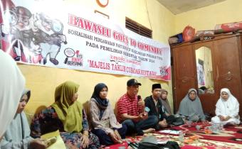 Foto ketua Vandu dan Anggota Panwascam wina sedang memberikan sosialisasi terkait pengawasan perpartisipatif kepada ibu- ibu majelis ta’lim