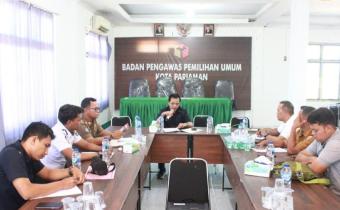 Foto rapat bawaslu pariaman dengan instansi terkait yang membahas mengenai penertiban APK dan BK