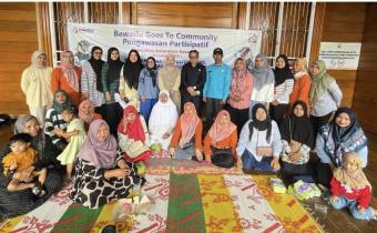 Foto bersama ketua bawaslu kota pariaman, panwascam bersama komunitas KB dalam kegiatan bawaslu goes to comunity