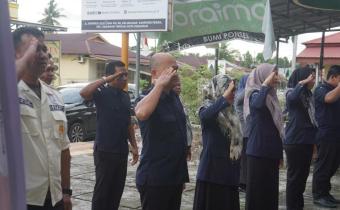 Apel pagi bawaslu di halaman kantor bawaslu kota pariaman