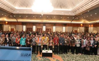 Bawaslu Pariaman ikut foto bersama dengan Pimpinan Bawaslu Republik Indonesia dan peserta Sosialisasi Keprotokoleran