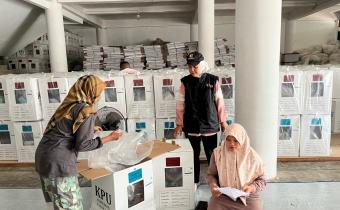 Foto pengawasan Bawaslu saat setting logistik Luar kotak