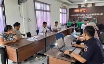 Foto  rapat pokja bersama tim di Kantor Bawaslu Kota Pariaman pada senin, (25/11/24).