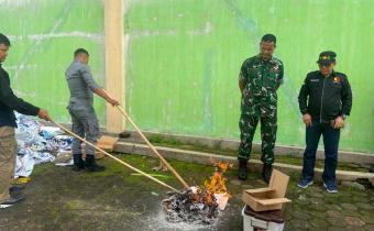 Foto pemusnahan surat suara pemilihan serentak tahun 2024.
