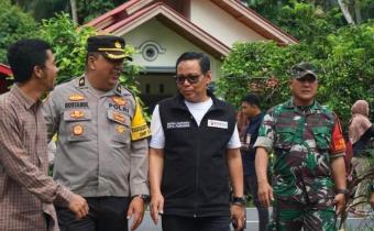 Foto Riswan monitoring pelaksanaan pemilihan serentak calon gubernur dan wakil gubernur serta calon walikota dan wakil walikota tahun 2024 di sejumlah TPS