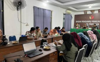 Foto Rapat persiapan pengawasan Rekapitulasi Hasil Penghitungan Perolehan Suara pada pemilihan Calon Gubernur dan Wakil Gubernur serta Walikota dan Wakil Walikota di tingkat Kecamatan
