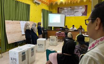 Foto rapat rekapitulasi perolehan suara tingkat kecamatan