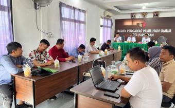 Foto rapat bersama Panwaslu Kecamatan se-Kota Pariaman, 01/12/24