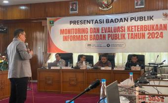 Foto Ketua Bawaslu Riswan Presentasi Keterbukaan Informasi Publik dalam Monev KI Sumbar