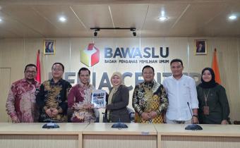 Foto Serah Terima Laporan Kehumasan di Kantor Bawaslu RI, Senin (20/01/25)