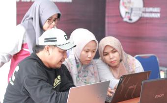 Foto pendampingan Bawaslu Provinsi Sumbar dalam pengisian LHKPN Pejabat di Bawaslu Kota Pariaman, 21/02/25