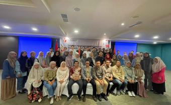 Foto bersama Pimpinan Bawaslu dengan Panwascam dan tamu undangan dalam kegiatan rapat koordinasi evaluasi Pelaksanaan Pemilihan, pembahasan kendala dan solusi serta tindak lanjut hasil evaluasi, Mercure (21-23 Januari 2025)