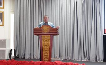 Anggota Bawaslu Herwyn JH Malonda saat memberikan arahan acara Sosialisasi Netralitas Aparatur Sipil Negara di Palopo, Sulawesi Selatan, Selasa (20/5/2025)