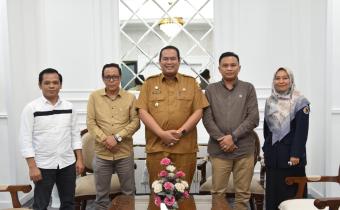 Foto bersama Pimpinan Bawaslu dengan Walikota Pariaman, 25/03/25