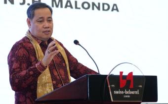 Anggota Bawaslu Herwyn JH Malonda saat menutup kegiatan Rapat Kerja Evaluasi Pelaksanaan Tahapan Pembentukan Pengawas Pemilu Ad Hoc Pada Pengawasan Pemilu dan Pemilihan 2024, di Jambi, Selasa, (25/2/2025) malam.