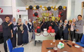 Foto bersama Pimpinan dan jajaran staf Bawaslu Kota Pariaman dalam acara Tasyakuran HUT Bawaslu ke 17 Tahun, 15/04/25