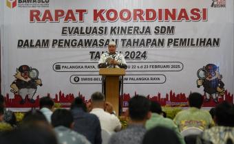 Anggota Bawaslu Herwyn JH Malonda memberikan arahan dalam Rapat Koordinasi Evaluasi Kinerja SDM dalam Pengawasan Tahapan Pemilihan Tahun 2024 Bawaslu Kalteng di Palangkaraya, Sabtu (22/2/2025)/foto: Publikasikan dan Pemberitaan Bawaslu.