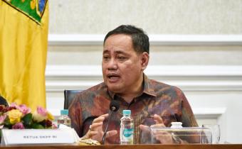 Anggota Bawaslu Herwyn JH Malonda saat menghadiri Kunjungan Kerja spesifik Komisi II DPR RI ke Provinsi Lampung dalam rangka Evaluasi Penyelenggaraan Pemilihan Nasional Serentak 2024, Kamis (13/2/2025).