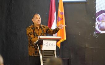 Anggota Bawaslu Totok Hariyono memberi arahan kepada Bawaslu Jawa Timur dalam Rapat Evaluasi Pengawasan Siber, Jumat (14/2/2025).